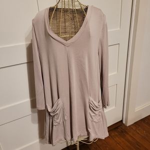 Lori Goldstein LOGO 3/4 Sleeve Slouch Pocket Tunic with v-neck and sharkbite hem